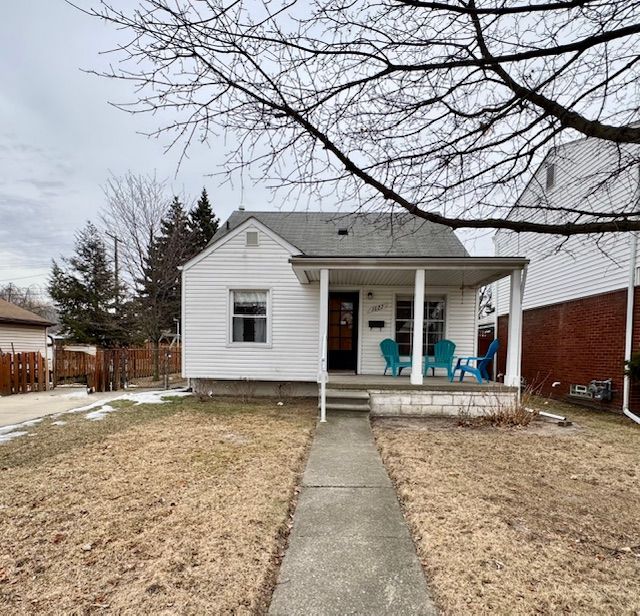 bungalow featuring a front lawn and covered porch