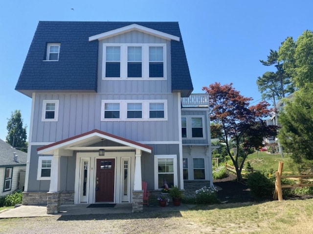 view of front of home featuring a front yard