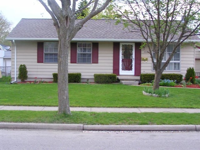 single story home with a front lawn