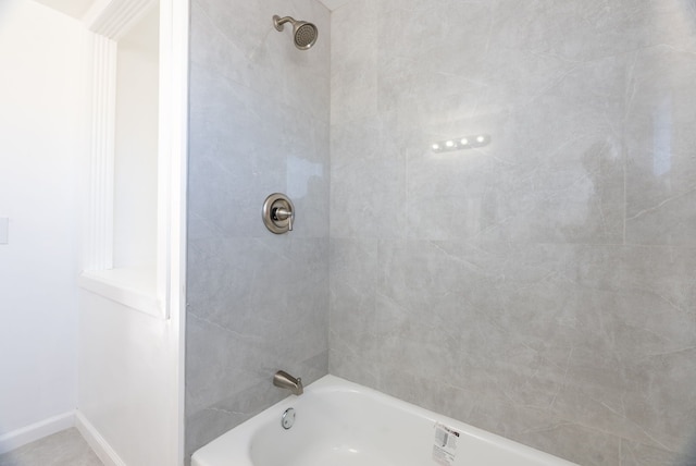 bathroom with tiled shower / bath