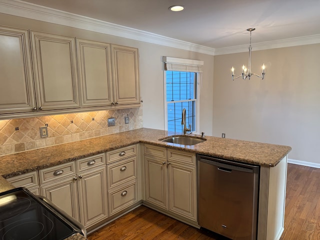 kitchen featuring sink, appliances with stainless steel finishes, hanging light fixtures, cream cabinets, and kitchen peninsula