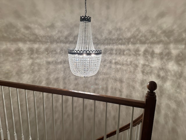 room details featuring a notable chandelier