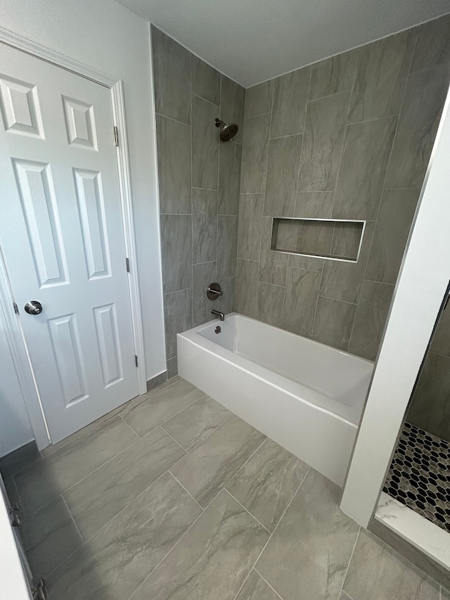 bathroom featuring tiled shower / bath combo