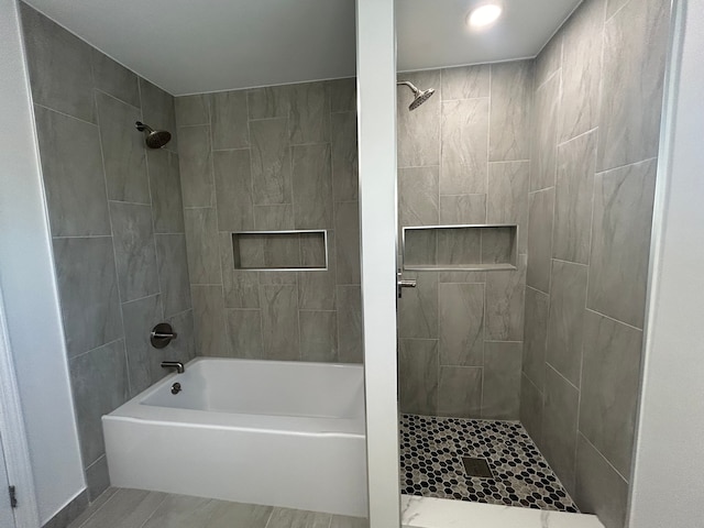 bathroom with tiled shower / bath combo