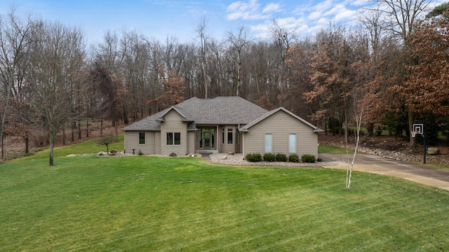 view of front of home featuring a front yard