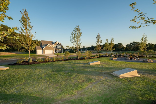 view of property's community featuring a lawn