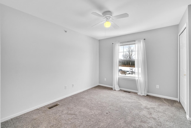 carpeted empty room featuring ceiling fan