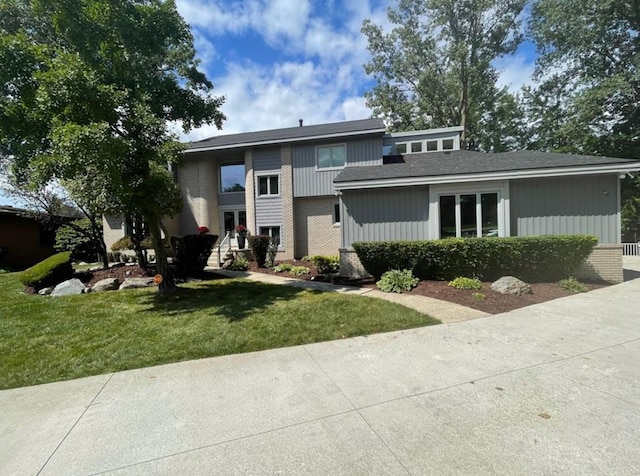 view of front of property with a front lawn