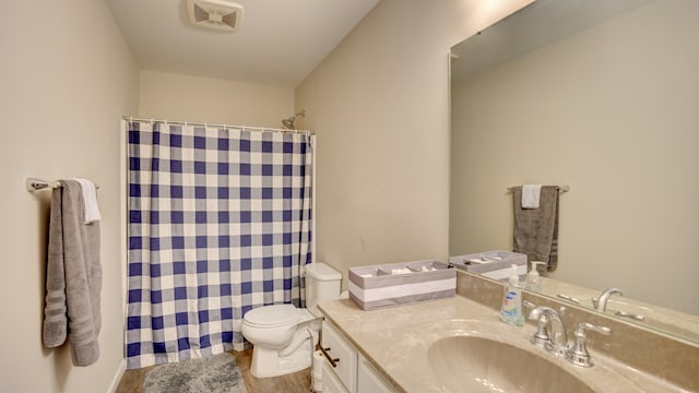 full bath featuring visible vents, toilet, vanity, and a shower with curtain