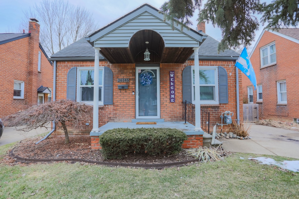 view of front of home featuring a front yard