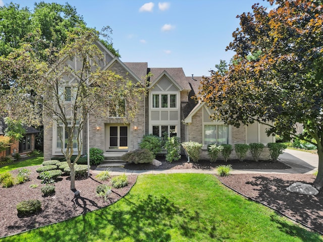 view of front facade with a front lawn