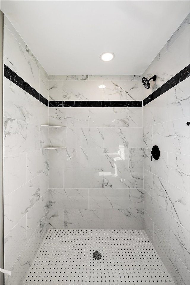 bathroom featuring a tile shower