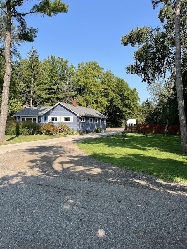 view of front of house featuring a front yard