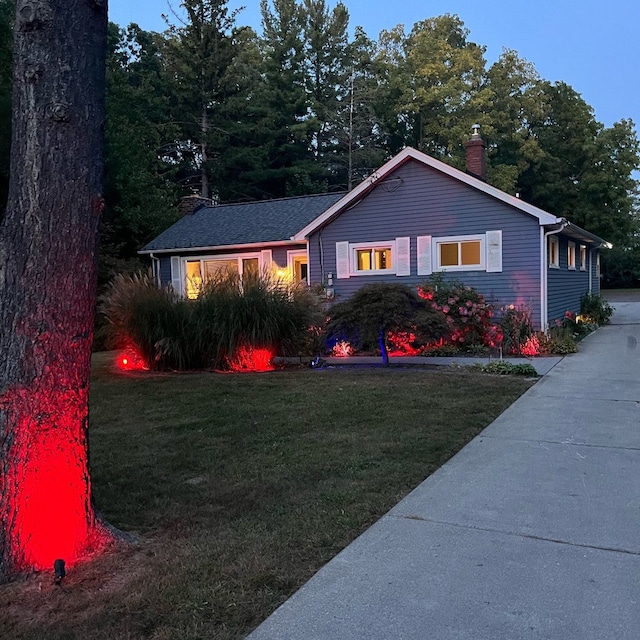 single story home featuring a front yard