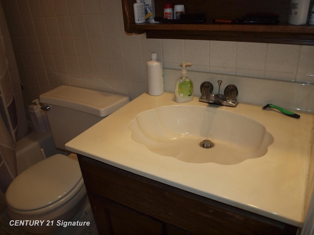 full bathroom with vanity, shower / tub combo with curtain, backsplash, and toilet