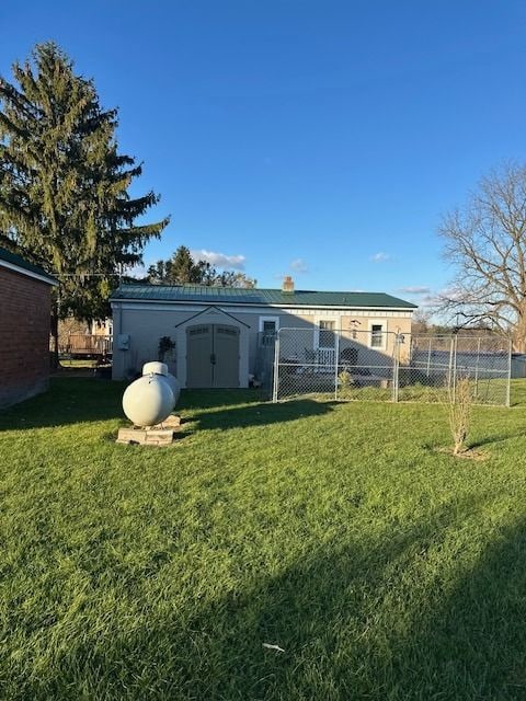 view of yard featuring a shed