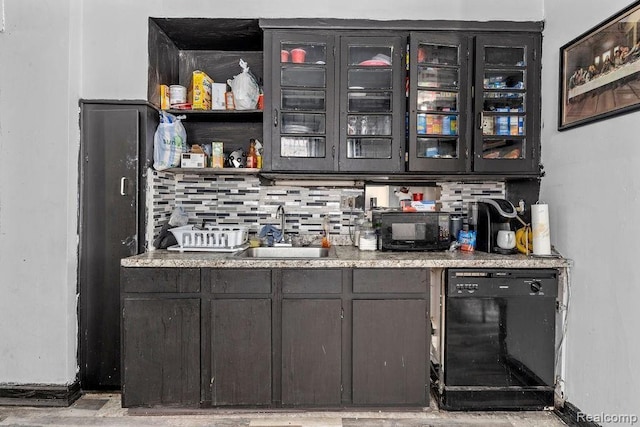 bar with tasteful backsplash, sink, and black appliances