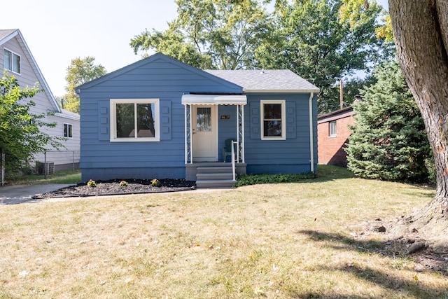 bungalow featuring a front lawn