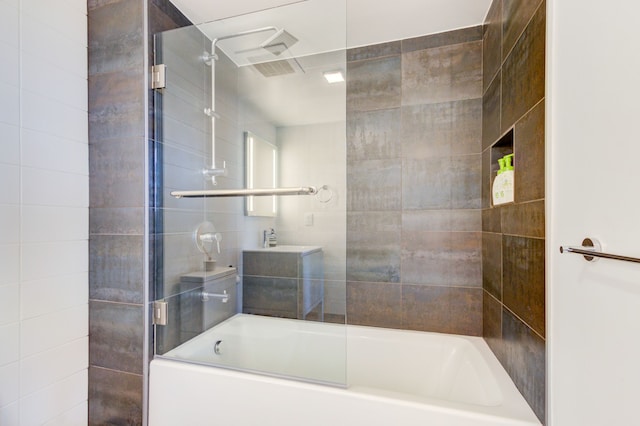 bathroom with combined bath / shower with glass door