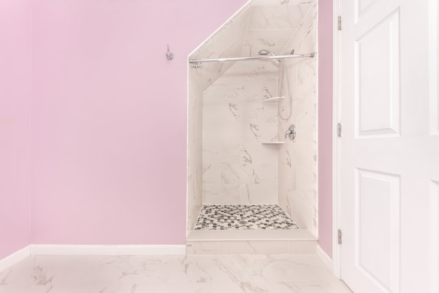 bathroom featuring a tile shower