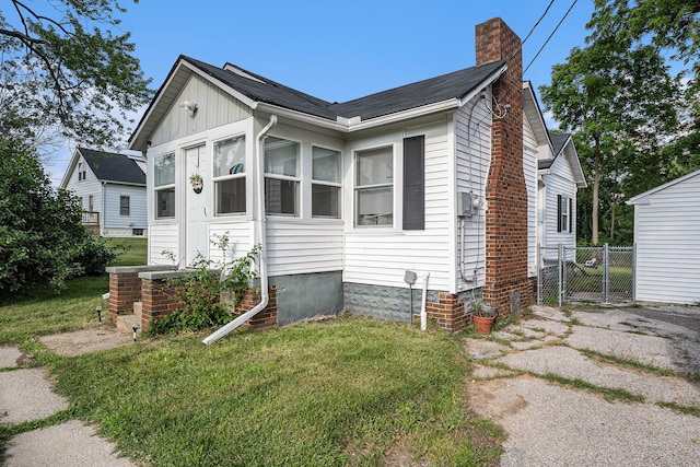 view of front of house featuring a front lawn