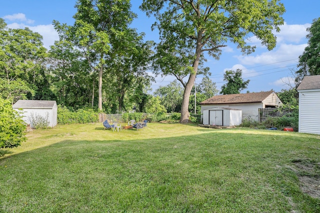 view of yard featuring a shed