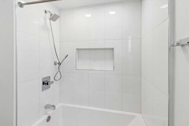 bathroom featuring tiled shower / bath combo