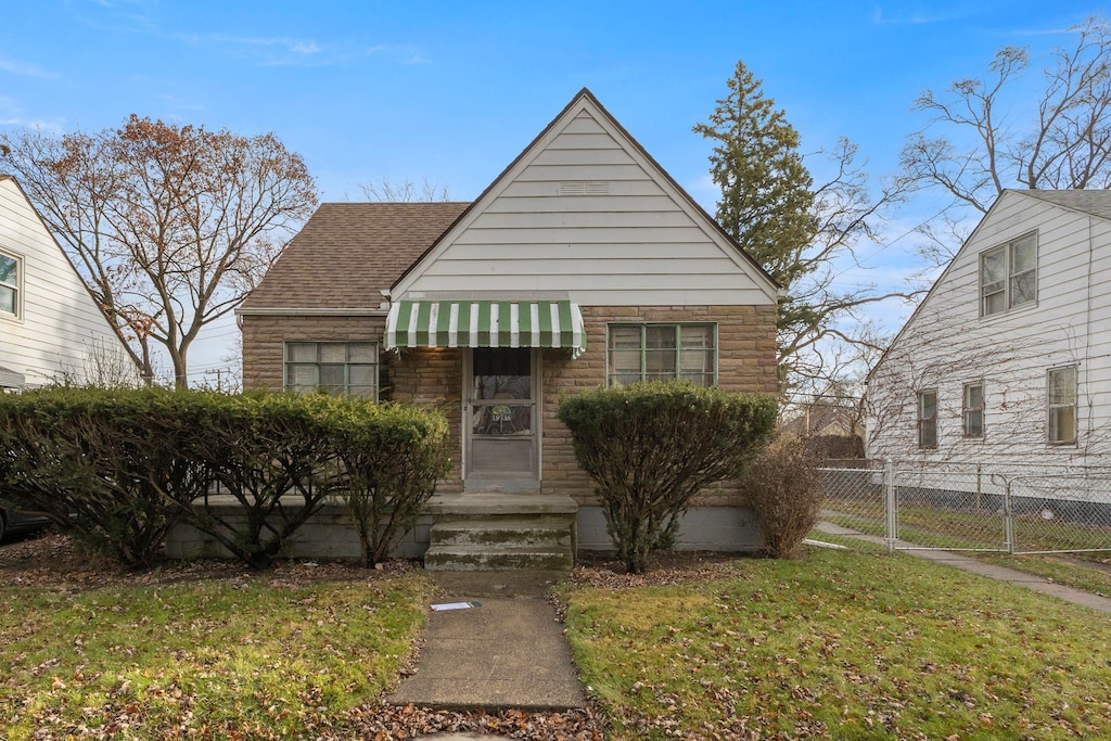 view of front facade featuring a front lawn