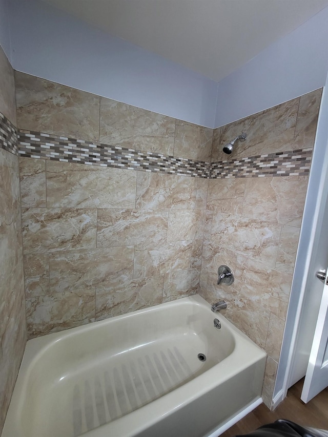 bathroom with tiled shower / bath combo