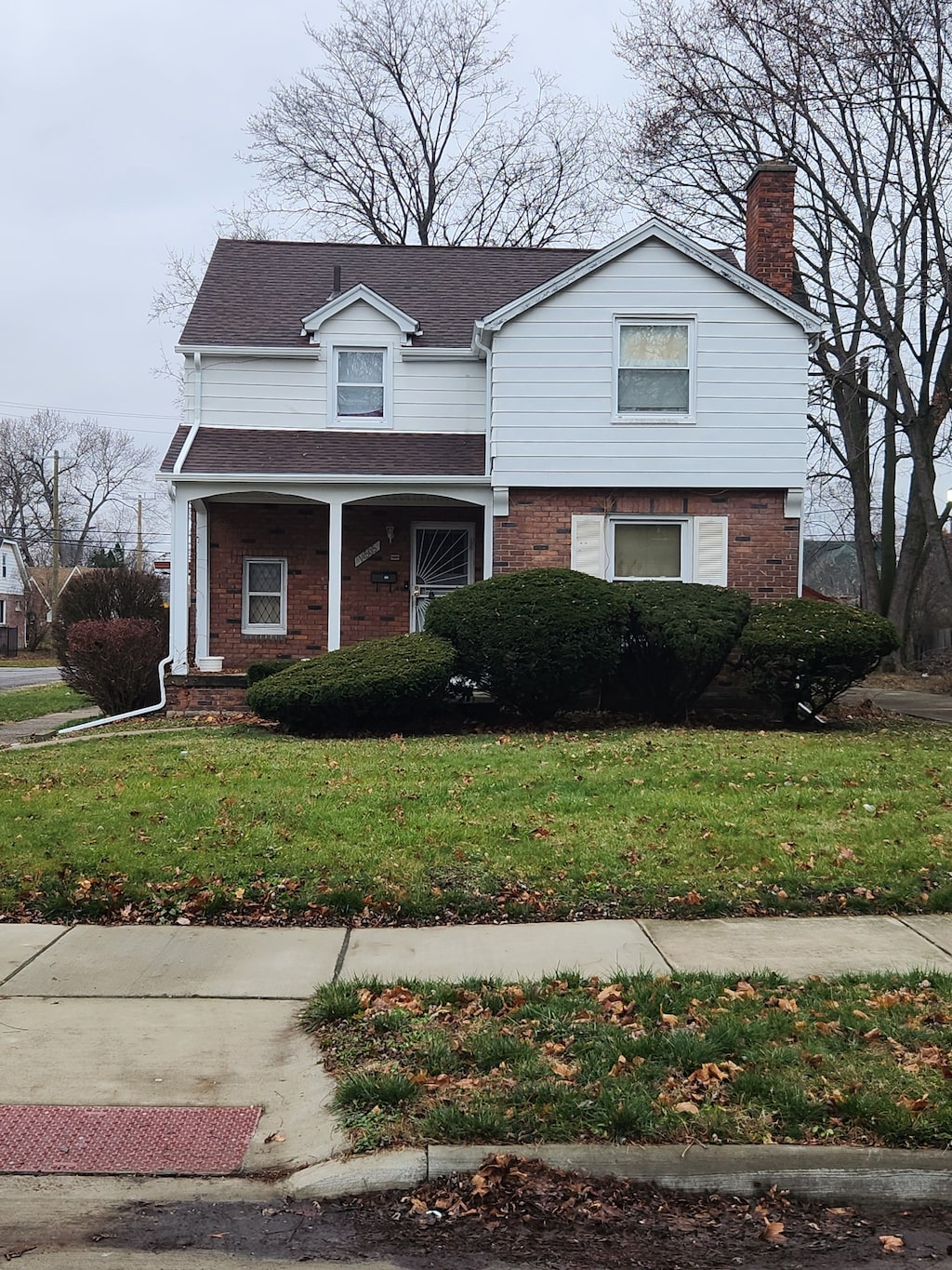 view of front of property featuring a front yard