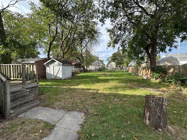 view of yard featuring a storage unit