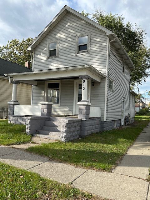 view of front of property featuring a porch