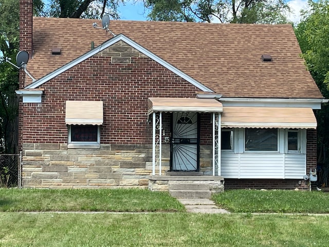 view of front facade with a front lawn