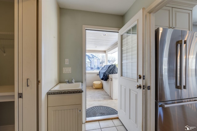 entryway with sink and light tile patterned floors