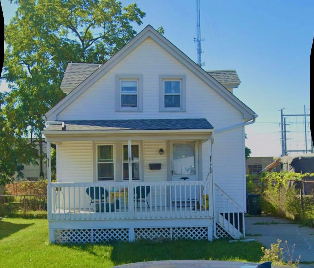 view of front facade featuring a porch and a front lawn