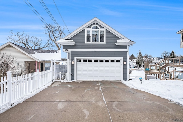 view of front of house featuring fence and driveway