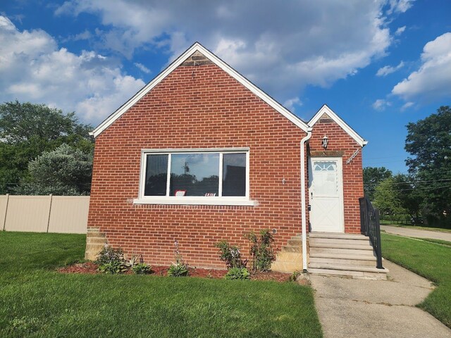 view of front of house featuring a front yard