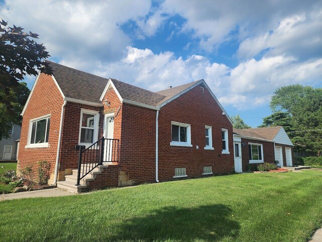 view of front facade featuring a garage and a front yard