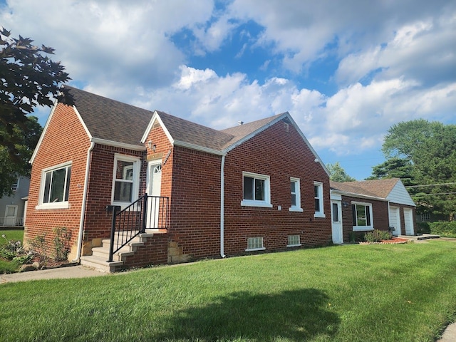 view of front of house with a front lawn