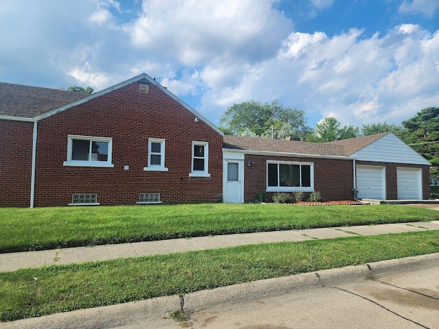 view of front facade with a garage and a front yard