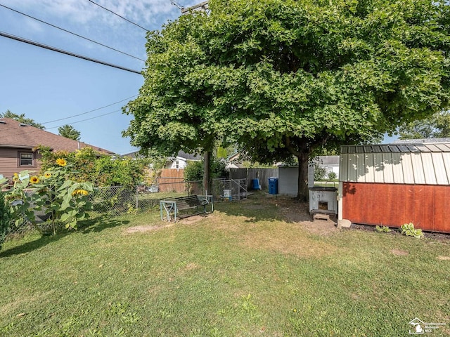 view of yard featuring a storage shed