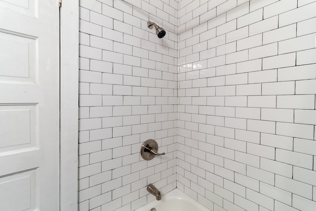 bathroom featuring tiled shower / bath