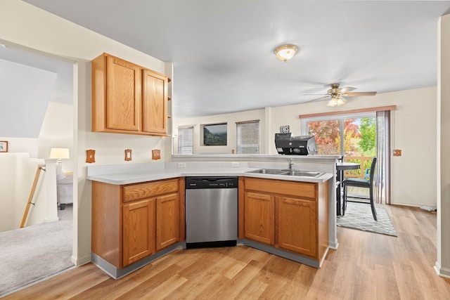 kitchen featuring sink, light hardwood / wood-style flooring, stainless steel dishwasher, kitchen peninsula, and ceiling fan