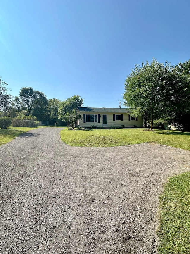 view of front of property featuring a front lawn