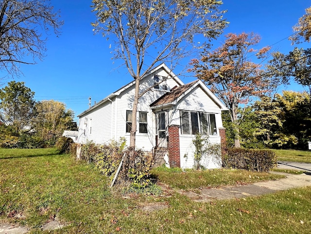 bungalow featuring a front yard