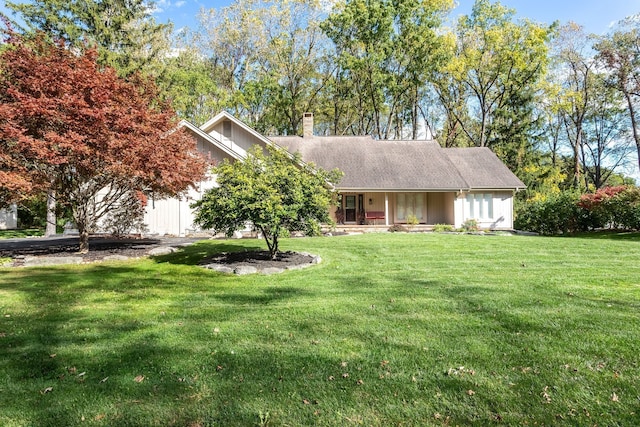 view of front of home featuring a front lawn