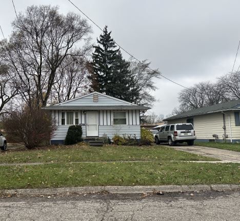 bungalow-style house with a front yard