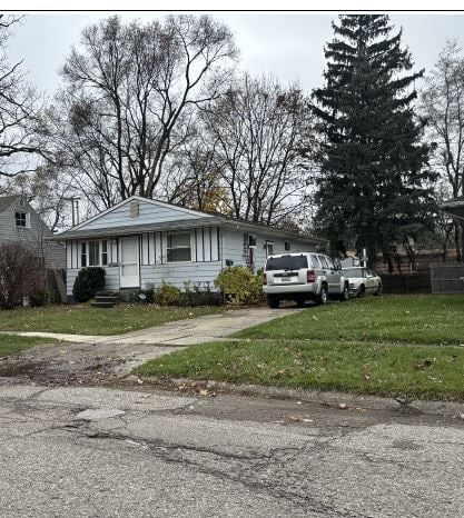 view of front of property featuring a front lawn