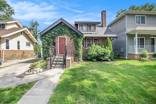 view of front of home featuring a front yard