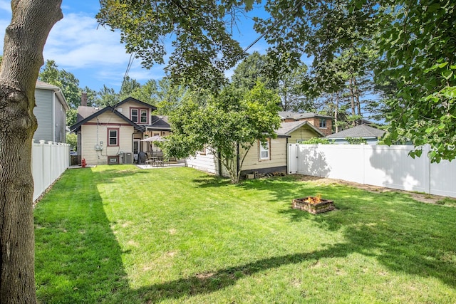 view of yard featuring a fire pit